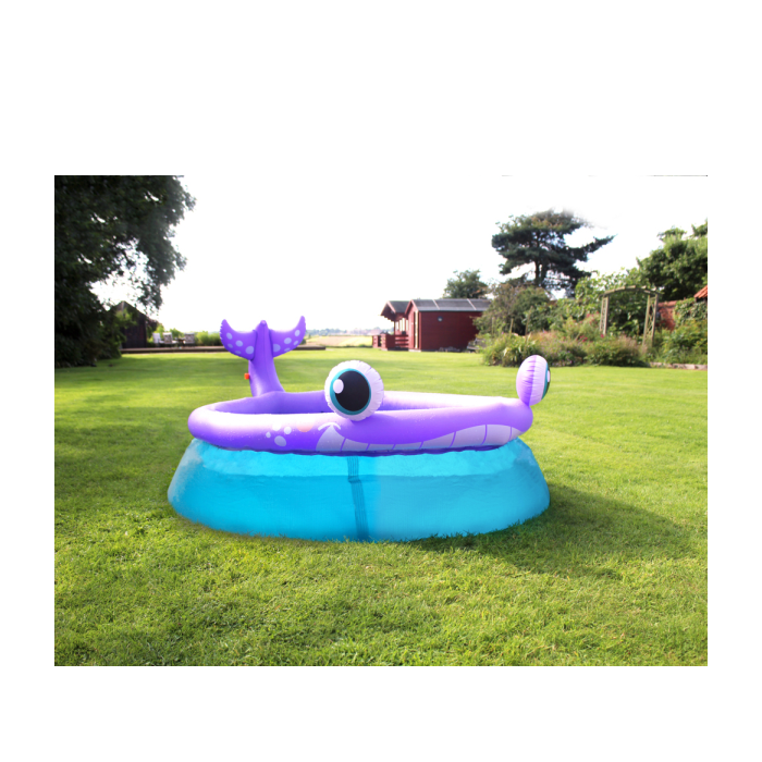 extra large paddling pool with unique sprinkler feature